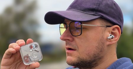 Załóż słuchawki i mów do etui. Takie są Nothing Ear (3)