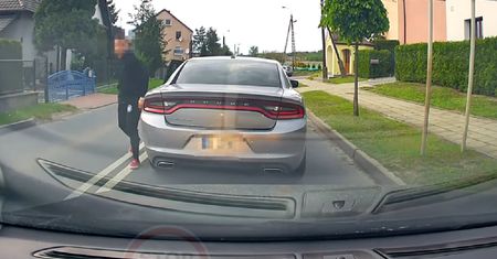 Wszystko się nagrało. Agresor nagle wyskoczył z amerykańskiego auta