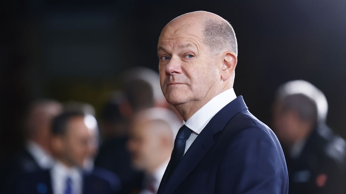 German Chancellor Olaf Scholz waits to welcome Turkish President Recep Tayyip Erdogan, at the Federal Chancellery in Berlin, Germany, 17 November 2023. Turkish President Recep Tayyip Erdogan is on a one-day visit to Germany for talks with Chancellor Scholz and President Steinmeier. EPA/HANNIBAL HANSCHKE Dostawca: PAP/EPA.