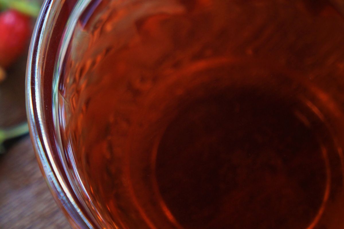 Dlaczego warto pić sok z dzikiej róży? 