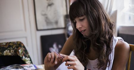 Manicure hybrydowy. Jak samodzielnie zdjąć lakier hybrydowy bez acetonu w domu?