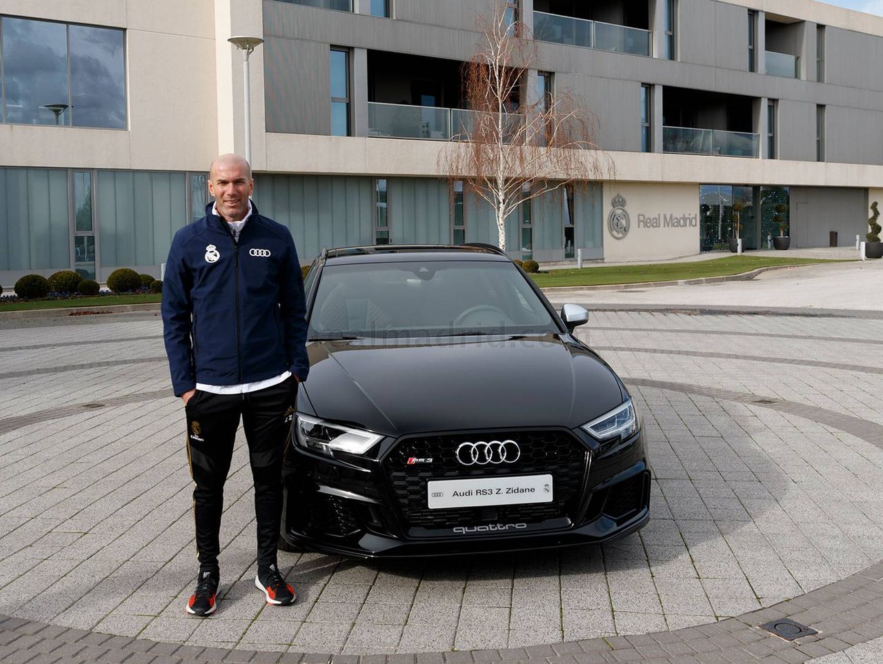 Trener Zinedine Zidane zdecydował się na Audi RS3.