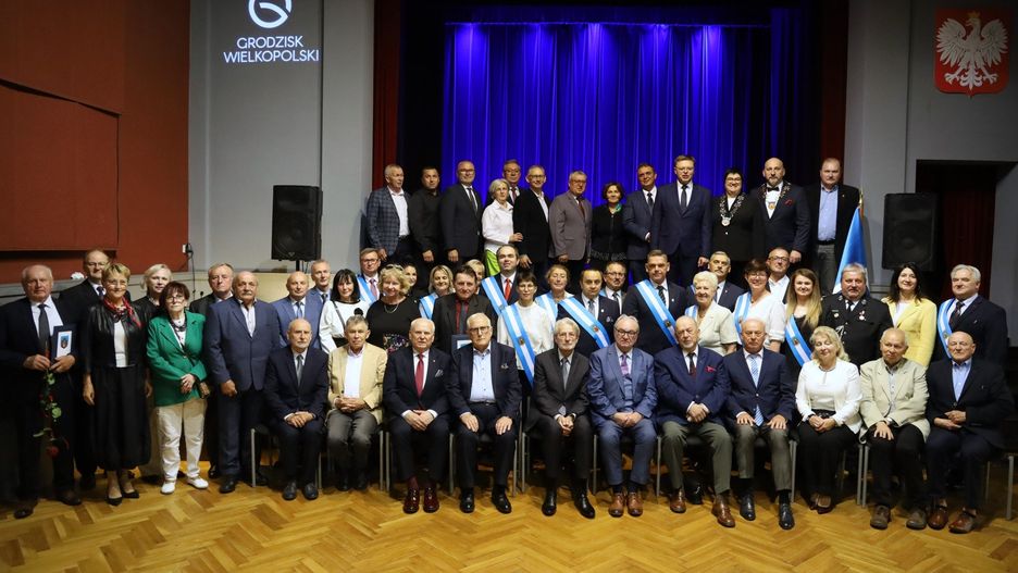 35-lecie samorządu. Uroczysta sesja Rady Miejskiej w Grodzisku. Wręczono medale za zasługi