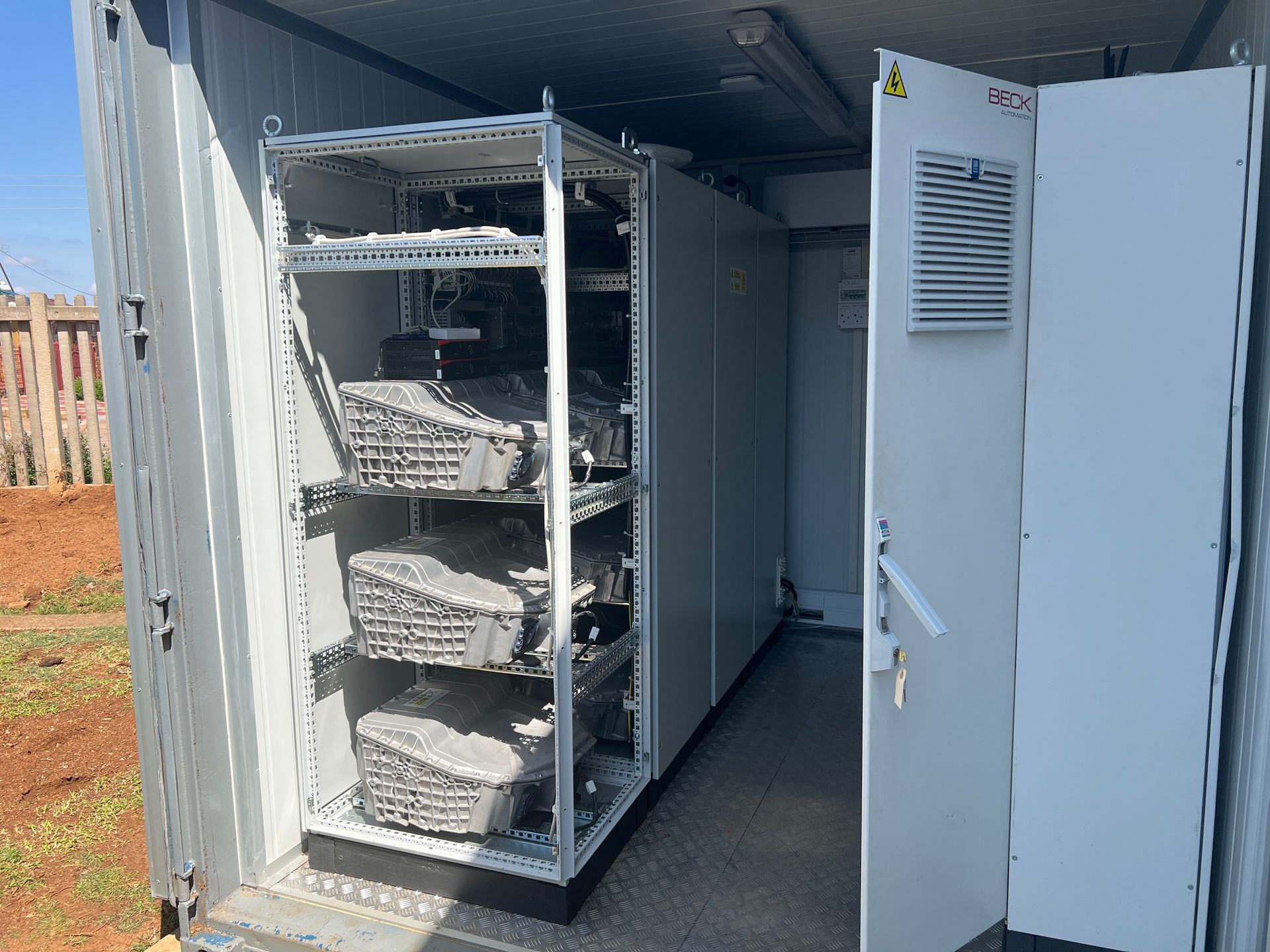 Wewnątrz znajduje się sześć baterii wymontowanych z BMW X3, instalacja elektryczna i system sterowania