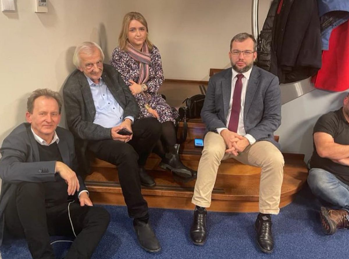 Zdjęcie z Woronicza. Trwa okupacja siedziby PiS. 