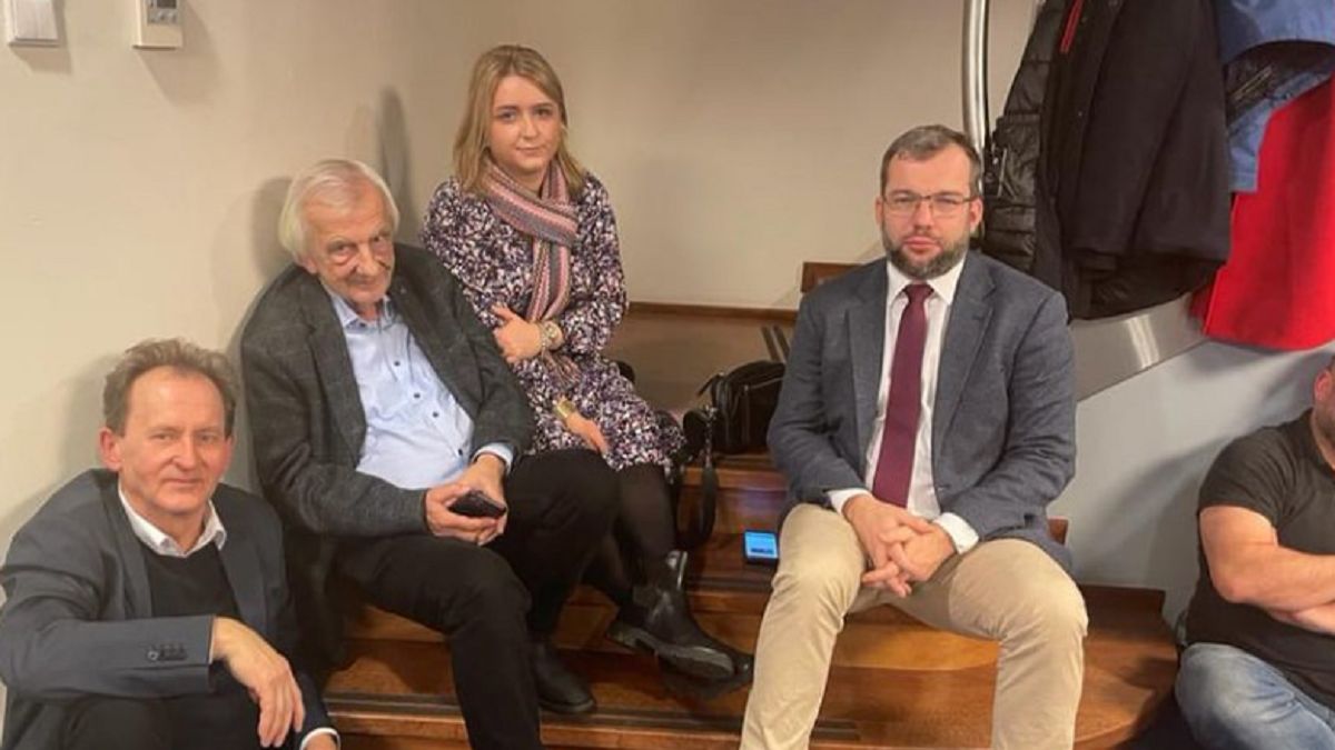 Zdjęcie z Woronicza. Trwa okupacja siedziby PiS. 