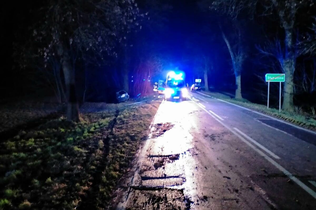 Volkswagen uderzył w drzewo w Maciejowie Starym