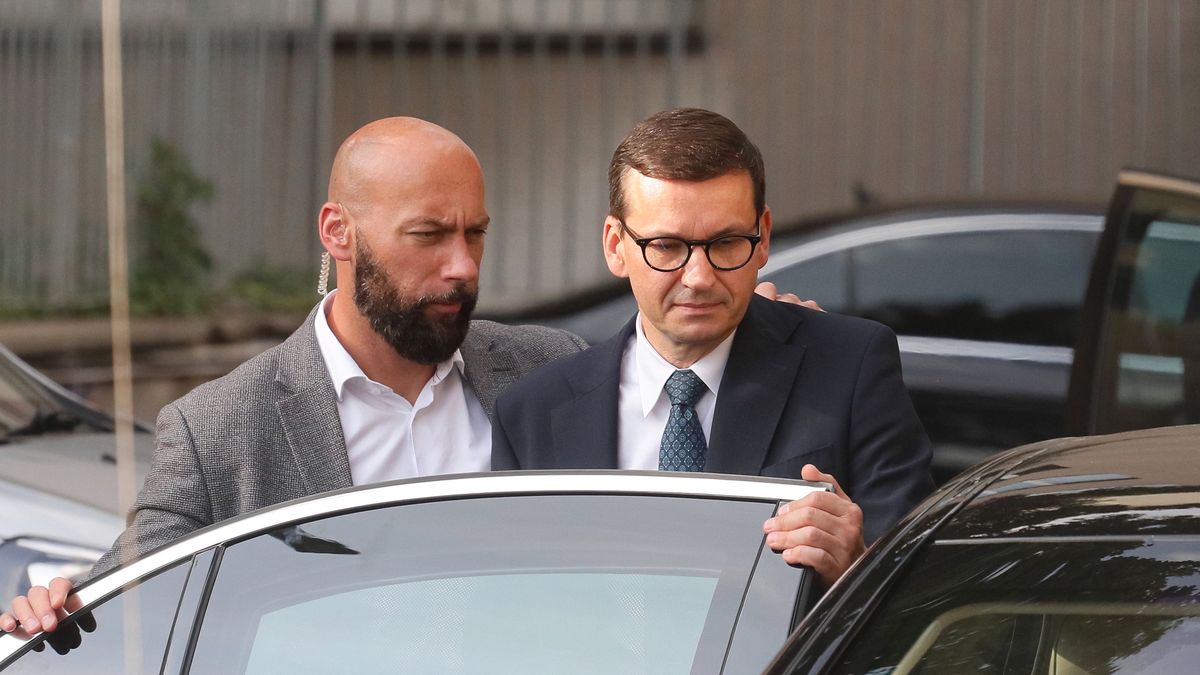 Premier Mateusz Morawiecki chwali się dodatkowymi pieniędzmi w budżecie. Pracownicy budżetówki odpowiadają: w takim razie niech państwo się z nami podzieli 