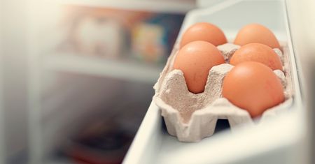 Nie przechowuj tak jajek. Unikniesz szybkiego psucia