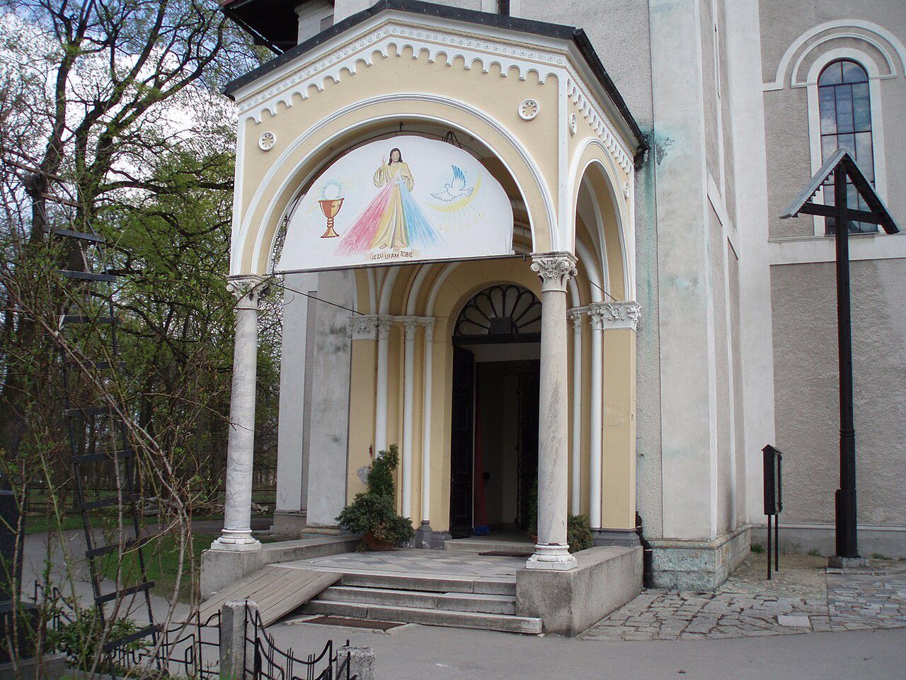 Kolumny przy kościele w Mysłakowicach