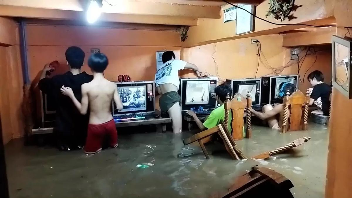 Gracze w zalanej kawiarence