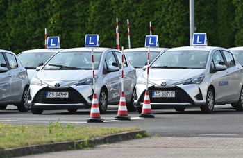 Wypadek z udziałem samochodu nauki jazdy i ciężarówki. Trwa akcja ratunkowa