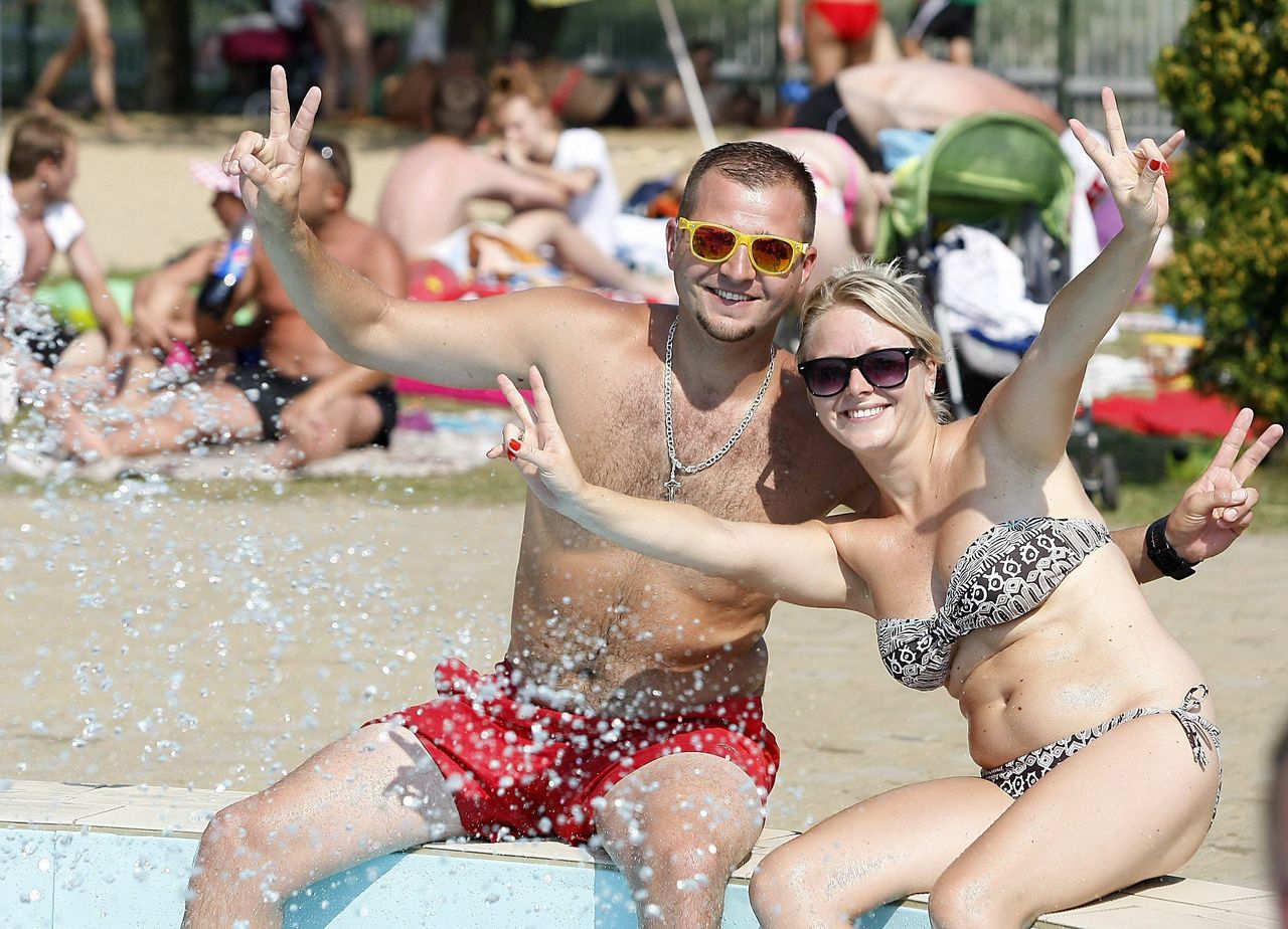 Gdzie na basen w woj. łódzkim? TOP 5 aquaparków, term i miejskich pływalni dla każdego