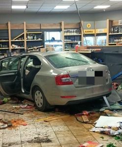 Wjechał w budynek samochodem. Nietypowy wypadek na stacji paliw