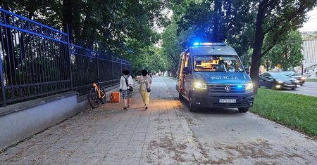 Zderzenie rowerzystów na ścieżce rowerowej przy Ogrodzie Saskim. 38-latek w ciężkim stanie trafił do szpitala