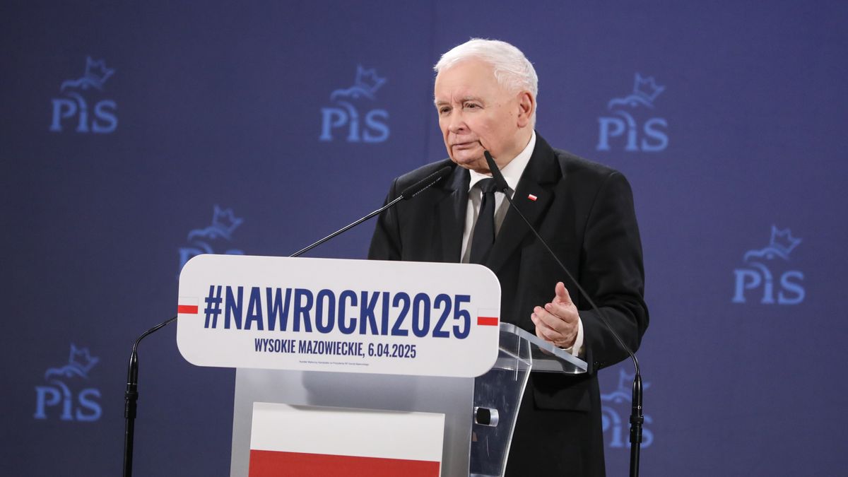 Wysokie Mazowieckie, 06.04.2025. Wybory Prezydenta RP 2025 - kampania. Prezes PiS Jarosław Kaczyński przemawia na spotkaniu z mieszkańcami w Wysokim Mazowieckim, 6 bm. (aldg) PAP/Artur Reszko