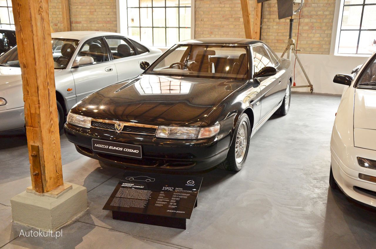Robiąca wrażenie Mazda Eunos Cosmo z roku 1992, napędzana 280-konnym silnikiem Wankla. Walter Frey nazywa ją swoją żoną.