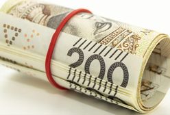 Na drodze leżało w rulonie 10 tys. złotych. Mężczyzna przyjechał ze znaleziskiem na policję