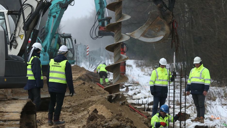 Ruszy?a budowa bariery na granicy polsko-bia?oruskiej27.01.2022 Tolcze kolo Kuznicy Poczatek budowy ogrodzenia na granicy polsko bialoruskiej Fot. Stefan Maszewski/REPORTERStefan Maszewskli/REPORTER