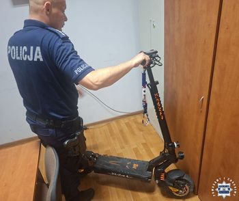 Jechał hulajnogą nawet 75 km/h i stawał na jednym kole. 16-latek odpowie przed sądem