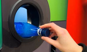 Zwracają butelki za pieniądze. Oto ile zarabiają. Sieć podała dane