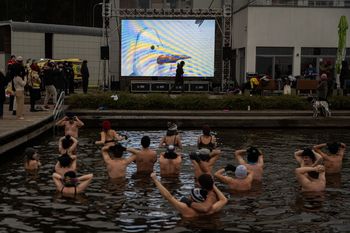 Białystok: 19. edycja Międzynarodowego Festiwalu Filmów Krótkometrażowych ŻUBROFFKA zbliża się do końca. W niedzielę uczestnicy... morsowali na plaży!