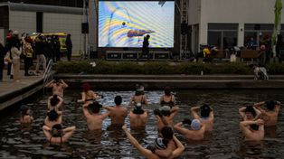 Białystok: 19. edycja Międzynarodowego Festiwalu Filmów Krótkometrażowych ŻUBROFFKA zbliża się do końca. W niedzielę uczestnicy... morsowali na plaży!