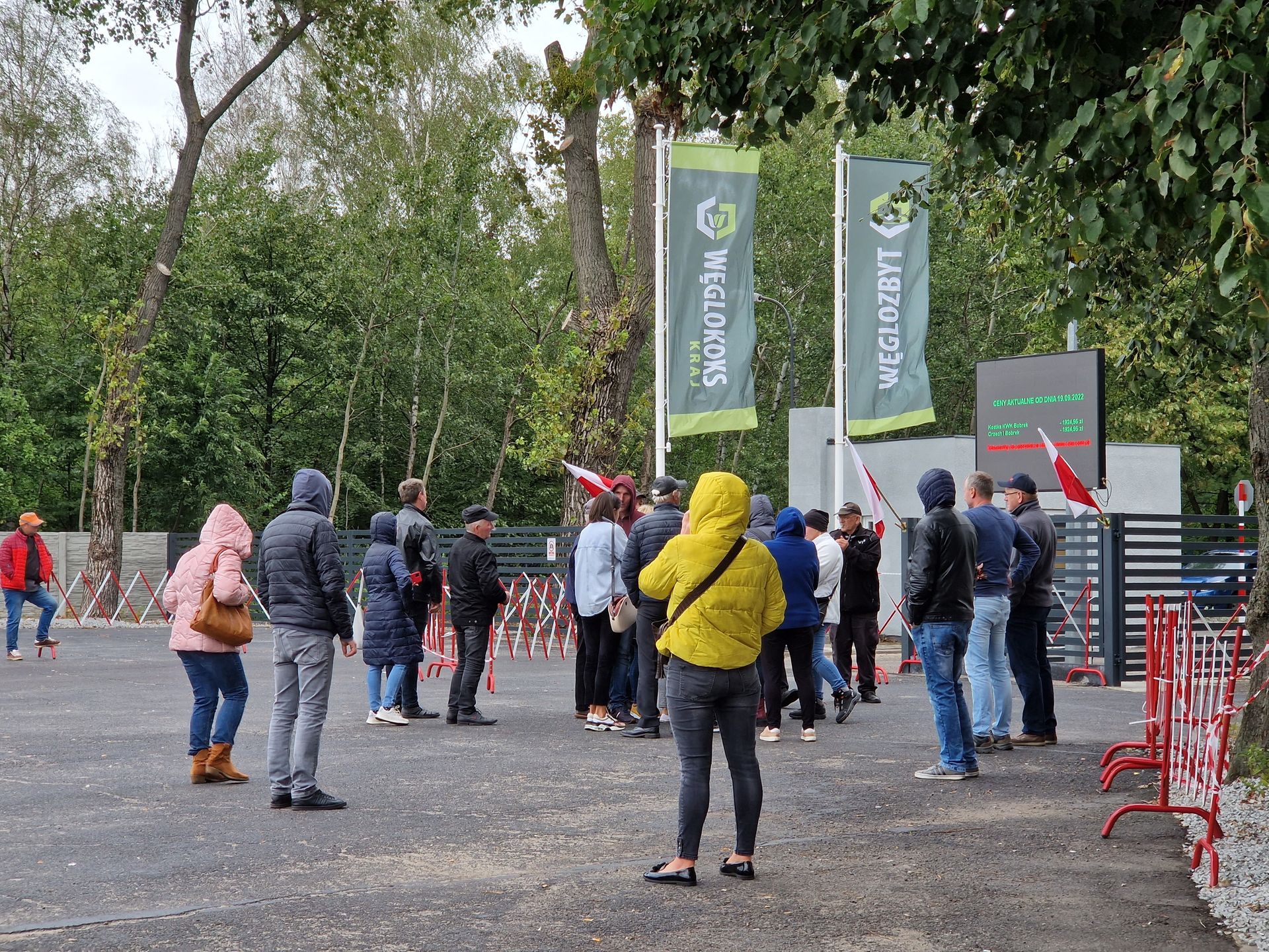 Kolejka po węgiel w przed Węglozbytem w Ostrowie Wlkp. 