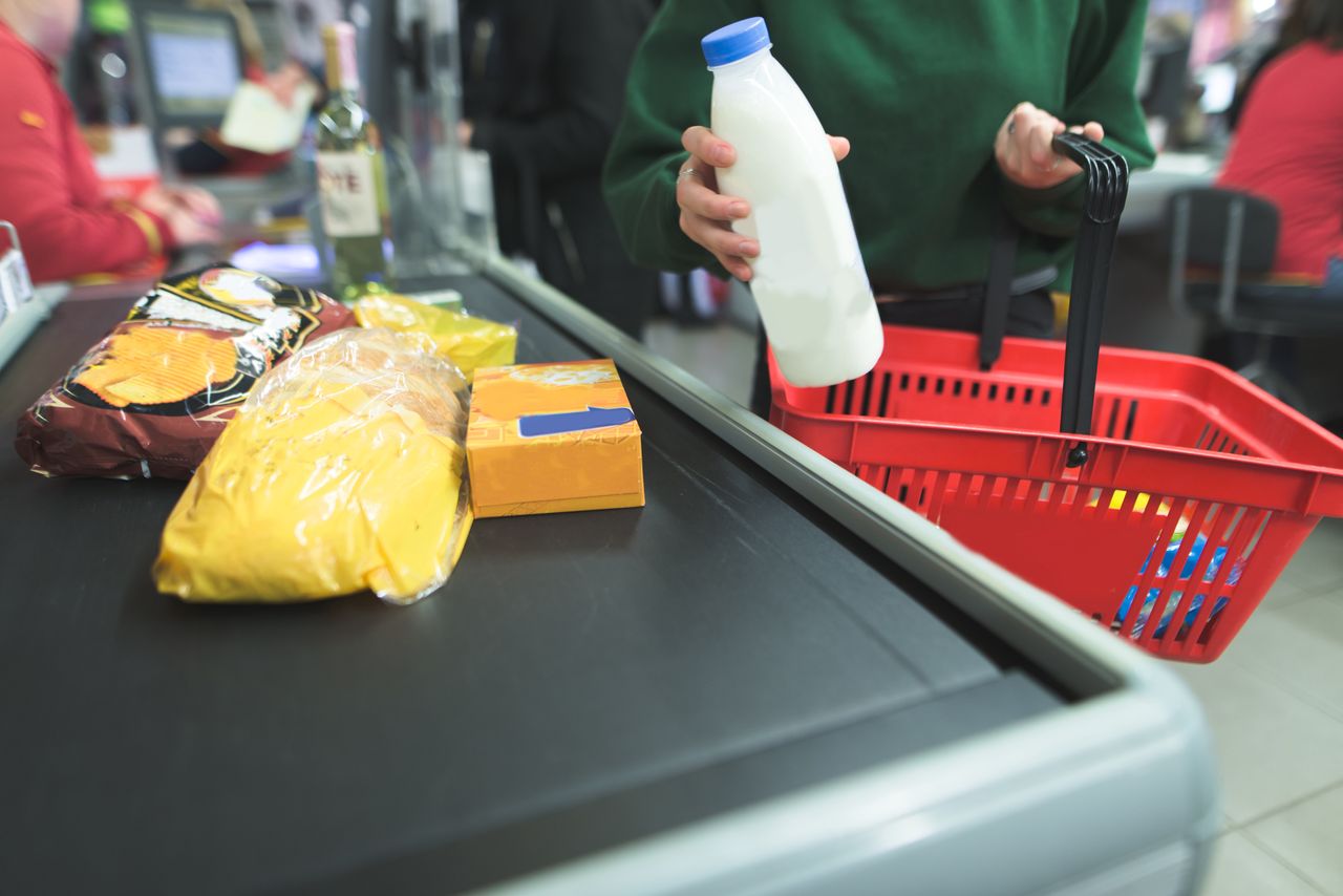 Cena produktu różni się przy kasie? Miej tego świadomość