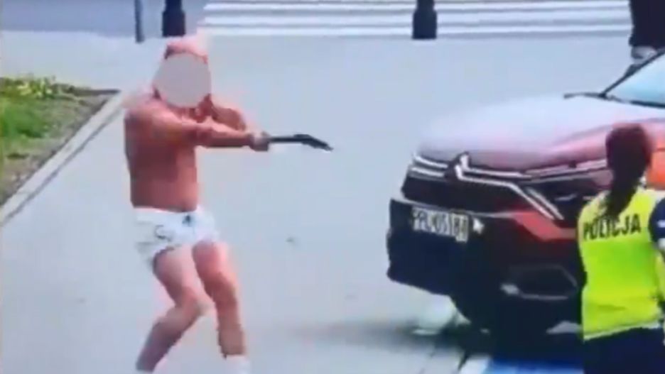 Mężczyzna wymachiwał siekierą przy policjantach