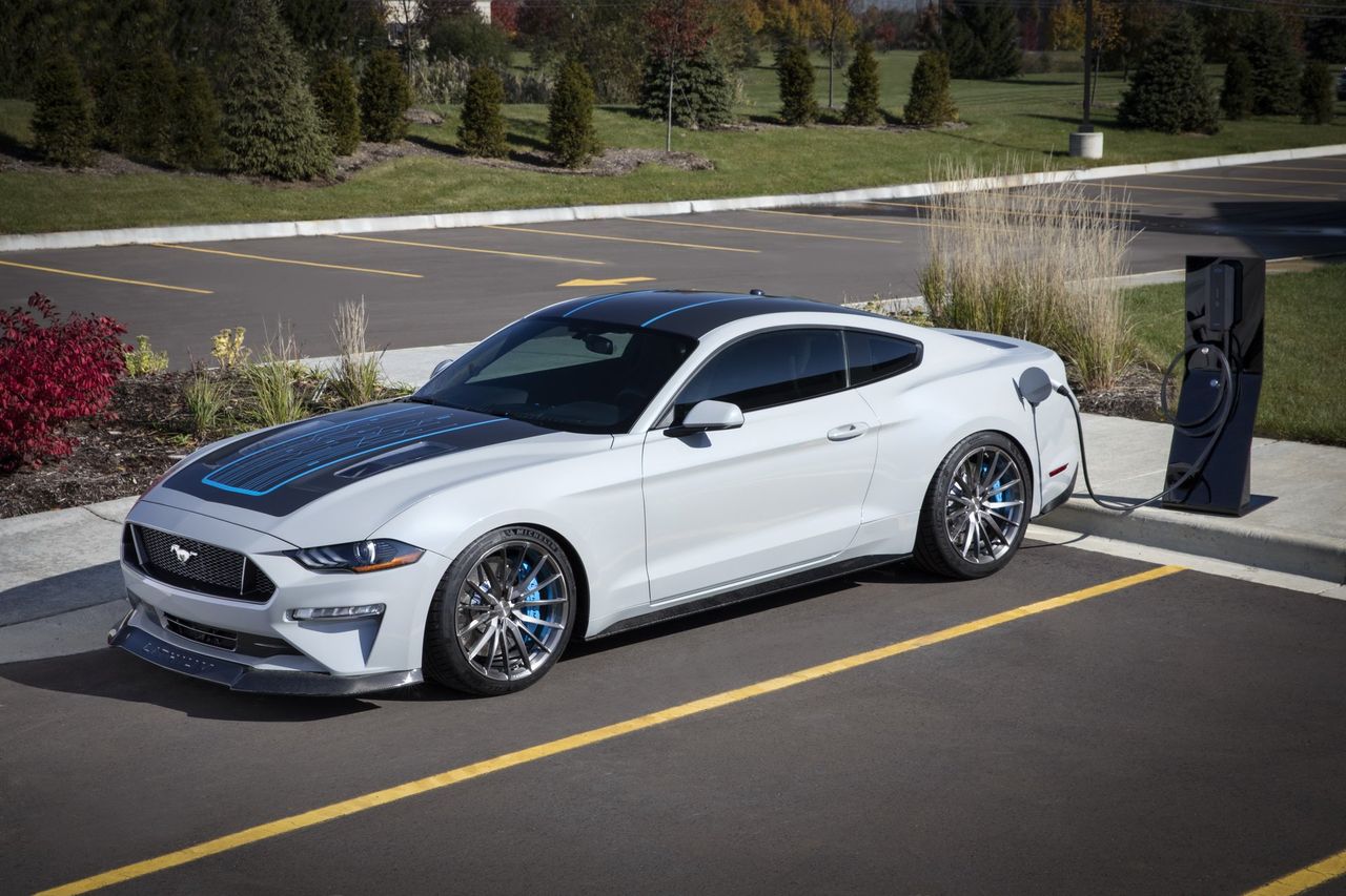 Ford zbudował elektrycznego Mustanga, który ma 900 KM i manualną skrzynię