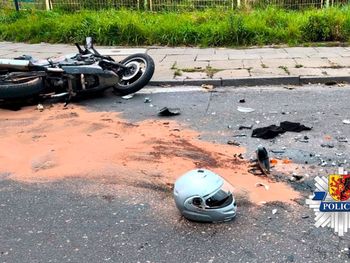 Radomsko: Kierowca dostawczaka wymusił pierwszeństwo motocykliście. Poszkodowany 33-latek trafił do szpitala
