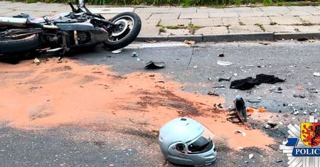 Radomsko: Kierowca dostawczaka wymusił pierwszeństwo motocykliście. Poszkodowany 33-latek trafił do szpitala