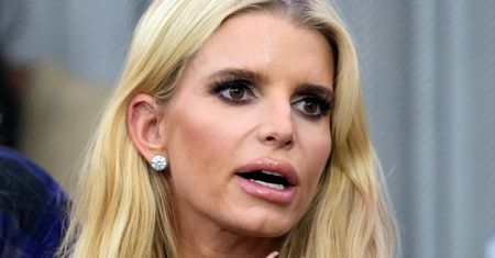 Jessica Simpson ogłasza powrót na scenę i prezentuje NOWĄ twarz. Fani w szoku: "Kobieto, KIM JESTEŚ?!"