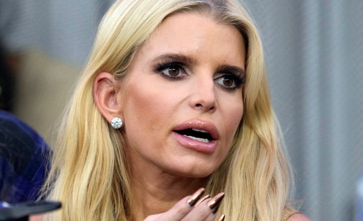 Jessica Simpson ogłasza powrót na scenę i prezentuje NOWĄ twarz. Fani w szoku: "Kobieto, KIM JESTEŚ?!"