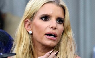 Jessica Simpson ogłasza powrót na scenę i prezentuje NOWĄ twarz. Fani w szoku: "Kobieto, KIM JESTEŚ?!"