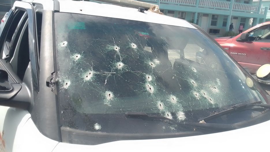 Samochód policyjny po strzelaninie