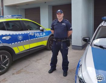 Jechał na służbę, gdy odebrał alarmujący telefon. Policjant z Brodów pomógł 47-latkowi z podejrzeniem zawału