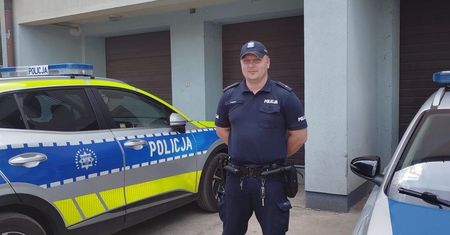 Jechał na służbę, gdy odebrał alarmujący telefon. Policjant z Brodów pomógł 47-latkowi z podejrzeniem zawału