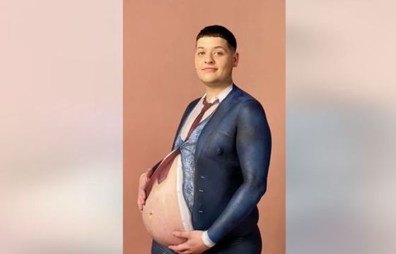 Transpłciowy mężczyzna w ciąży na okładce "Glamoura". "To oznaka dojrzałości pisma"