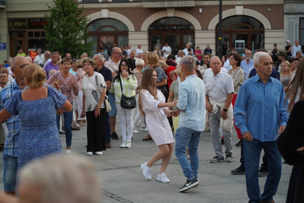 Kalisz: Letnia potańcówka na Głównym Rynku. Muzyka, taniec i wspólna zabawa