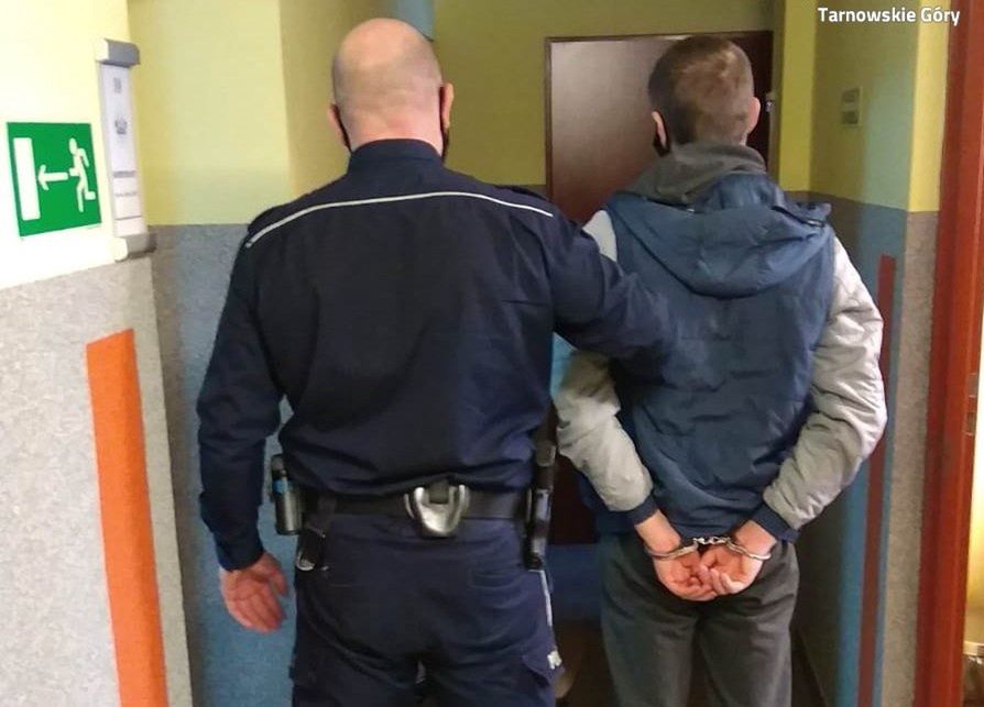 Śląsk. Policjanci ze Zbrosławic zatrzymali dwóch mężczyzn podejrzanych o kradzież sprzętu elektronicznego w sortowni firmy kurierskiej.