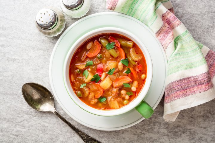 Zupa minestrone to włoska zupa.