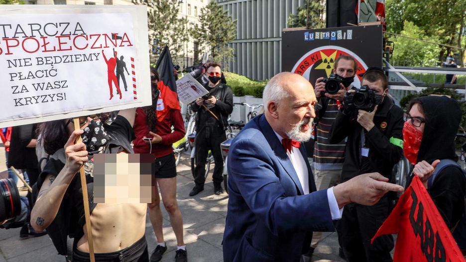 Protest pod Sejmem. Kilkadziesiąt osób krytykowało tarcze antykryzysową