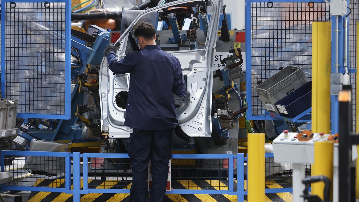 ALMUSSAFES, SPAIN - JULY 23: Workers at the Ford factory in Almussafes during an official visit to the site on 23 July 2026, in Almussafes, Valencia, Valencian Community, Spain. The Prime Minister, Pedro Sanchez, has visited Ford’s car plant in Almussafes to show his support for the multinational’s electrification and employment plans. Furthermore, an agreement has been reached between Ford and Geely whereby the Asian firm will be able to manufacture vehicles at Ford’s Valencian facilities. (Photo By Rober Solsona/Europa Press via Getty Images)