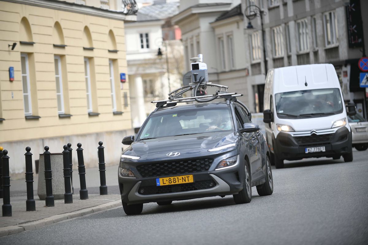 Warszawa, 27.04.2022. Samochód ze specjalnym zestawem kamer do mobilnego skanowania drogi pracuje na ulicach Warszawy, 27 bm. Uzyskany w ten sposób widok ulicy ma być o wiele dokładniejszy niż "street view" dostępny w popularnej przeglądarce internetowej. Pilotażowy program rozpoczął się na 150 km wybranych ulic stolicy, ale niewykluczone, że docelowo obejmie wszystkie warszawskie drogi. Projekt ma usprawnić identyfikację awarii w pasie drogowym i naprawy. (jm) PAP/Marcin Obara