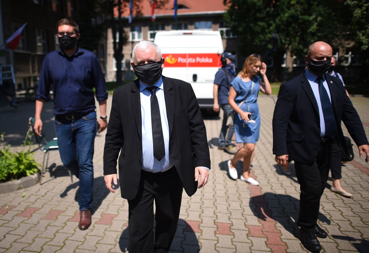 Wieszaki na płocie Jarosława Kaczyńskiego. Policjanci ponieśli konsekwencje