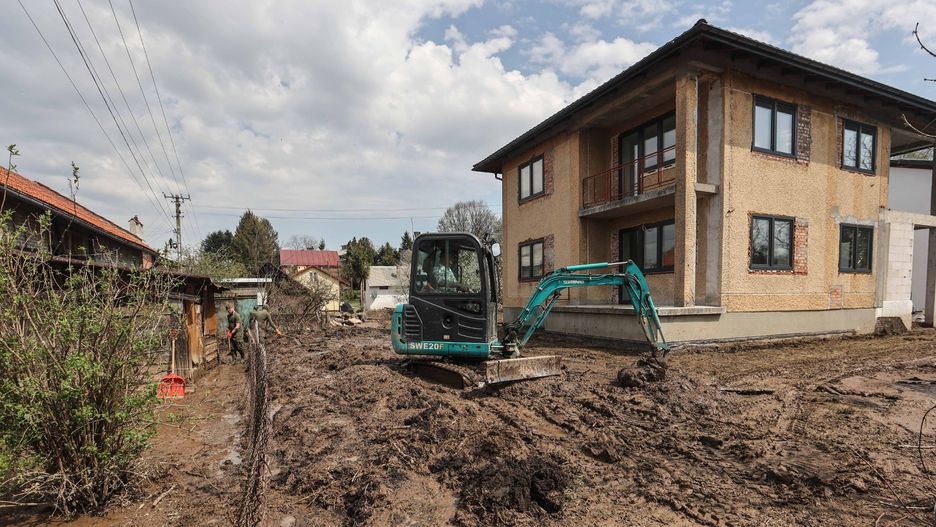 Usuwanie skutków powodzi w Pawłosiowie na Podkarpaciu