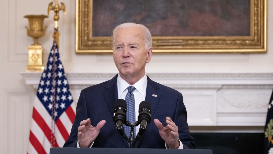 US President Biden announces ceasefire proposal between Israel and Hamas and remarks on Trump verdict
epa11382467 US President Joe Biden delivers remarks on the conviction of former US President Donald J. Trump on 34 felony counts in his hush money trial, before announcing a proposal for a cease-fire between Israel and Hamas in the State Dining Room of the White House in Washington, DC, USA, 31 May 2024. Israeli forces have advanced into central Rafah in the southern Gaza Strip, the Israeli military confirmed on 31 May, despite international pressure warning against a large military operation in Rafah.  EPA/MICHAEL REYNOLDS / POOL 
Dostawca: PAP/EPA.
MICHAEL REYNOLDS / POOL