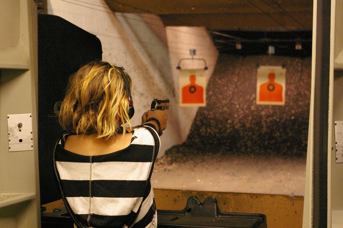 Kobiety coraz chętniej zapisują się na strzelnicę